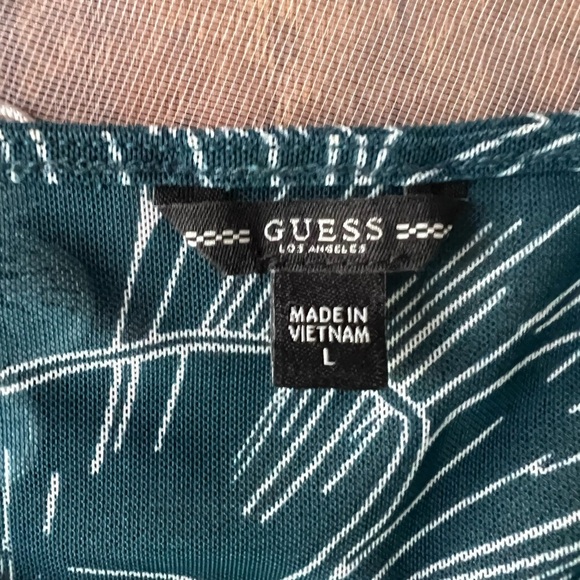 Guess sz L, green floral blouse with Ruching on the sides and the sleeves. - Picture 6 of 10